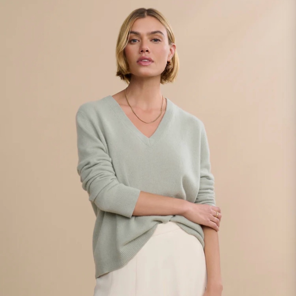 Jenni Kayne Flynn cashmere V-Neck Light Green Sweater in Sage size small
